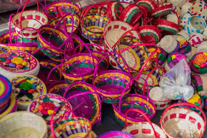 Coloridas canastas de mimbre