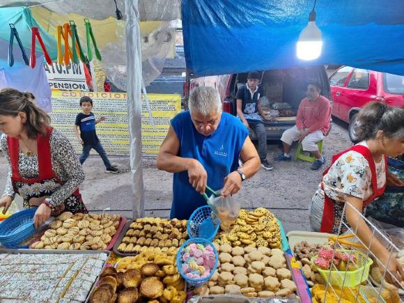 Hombre elige panecitos durante la fiesta 