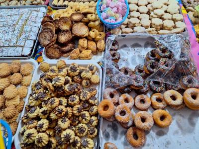 Charolas con variedad de panecitos, galletas y merengues 