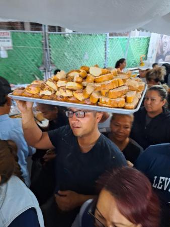  Panadero con charola en la cabeza