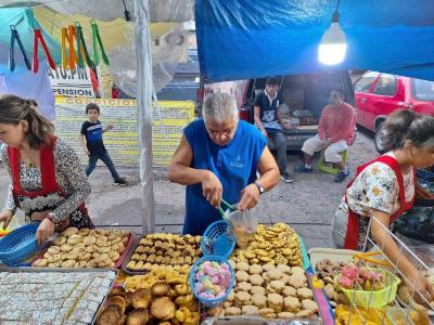 Hombre elige panecitos durante la fiesta 