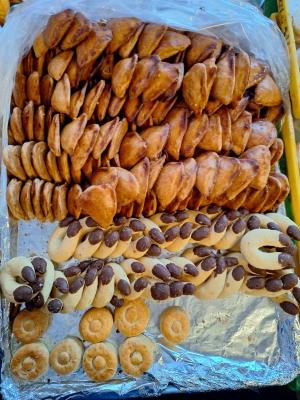 Charola con empanadas dulces, herraduras y bisquets 