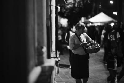 Mujer sostiene canasta repleta de panecitos  