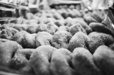 Charola con donas azucaradas en festejo a San Nicolás de Tolentino 
