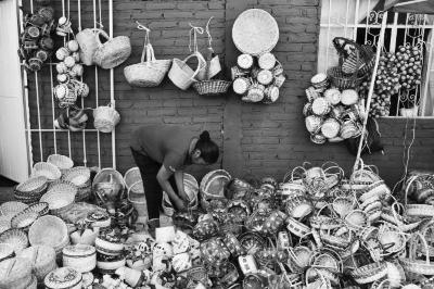 Vendedora de canastas de mimbre 