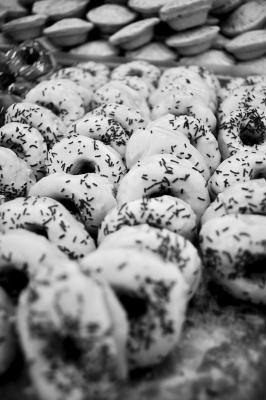 Donas glaseadas con grajeas de chocolate en el festejo a San Nicolás de Tolentino
