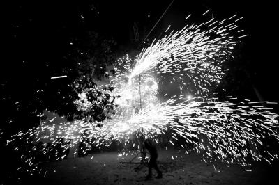 Destello de fuegos artificiales durante festejo a San Nicolás de Tolentino 