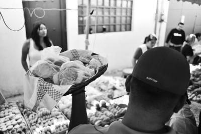 Hombre con cesta de panes en la fiesta de los panecitos