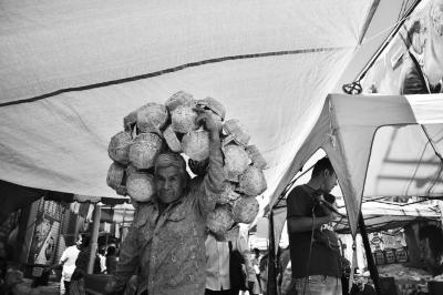 Hombre con canastas de mimbre para los panecitos