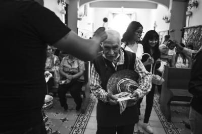 Hombre recibe la bendición en el templo de San Nicolás de Tolentino 