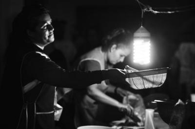 Mujer ofrece canasta en la fiesta de los panecitos 