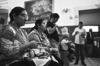 Mujeres esperan bendición en la Parroquia del Señor de la Salud
