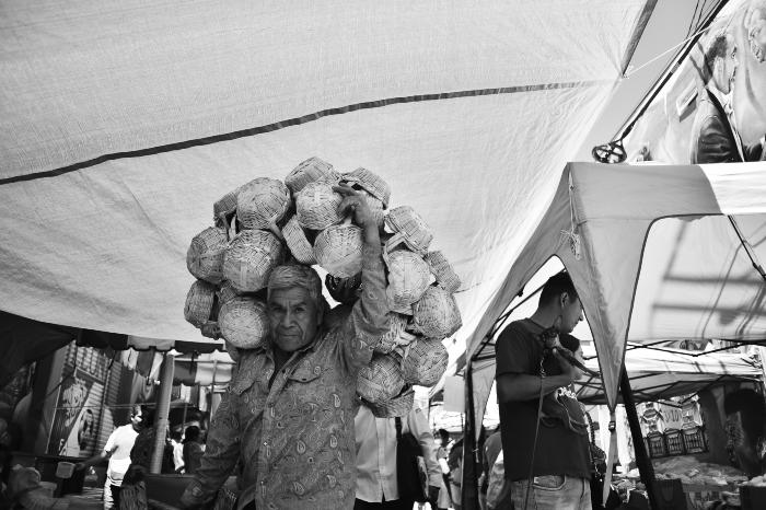 Hombre con canastas de mimbre para los panecitos