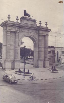 Arco de la Calzada de los Héroes (ca.1970)