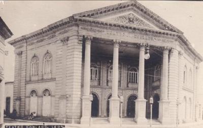 Fachada completa del Teatro Doblado