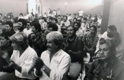 Trabajadores en capacitación mecánica automotriz