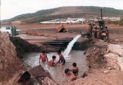 Niños disfrutan de pozo artesiano en comunidad de León  