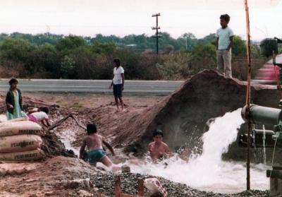 Niños se bañan con la instalación de pozo artesiano en León 