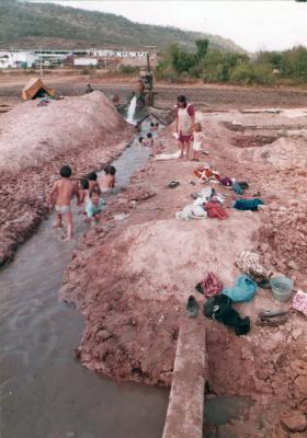 Niños se bañan en pozo artesiano en León 