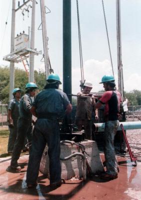 Personal de SAPAL dando mantenimiento a pozo 