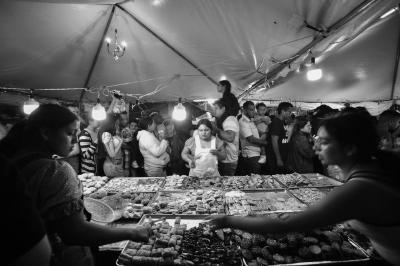 Clientes y vendedores de panecitos en el Barrio Arriba