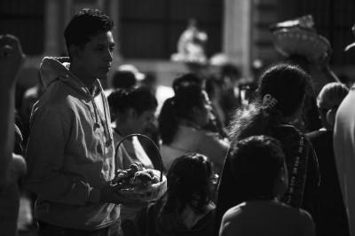 Hombre con canasta de panecitos camina por la calle Aquiles Serdán