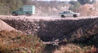 Automóviles transitan el malecón y Rio de los Gómez 