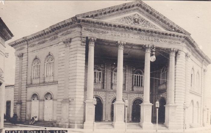 Fachada completa del Teatro Doblado