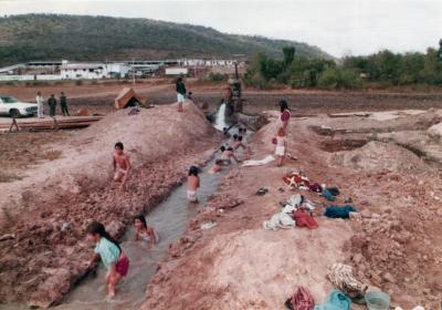 Niños se bañan en pozo artesiano en León 2