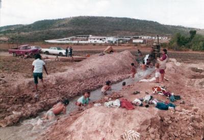 Niños nadando tras la apertura del pozo artesiano 