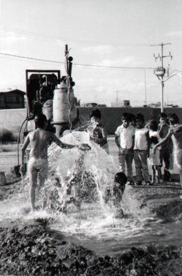 Niños se bañan en pozos artesianos 