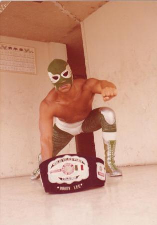 Sesión fotográfica de Bobby Lee con cinturón de campeón mundial wélter