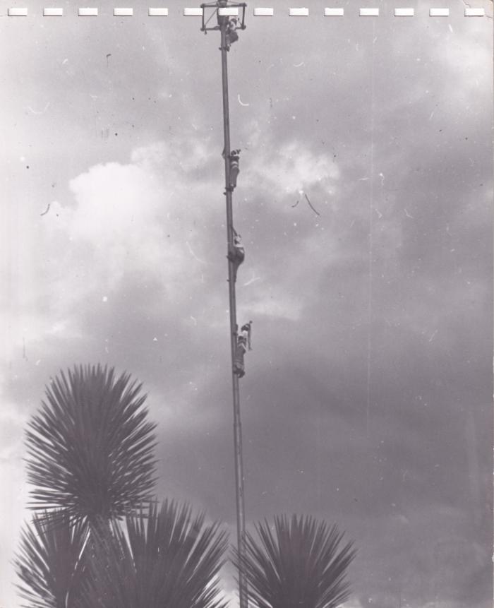 Voladores de Papantla preparando su acto