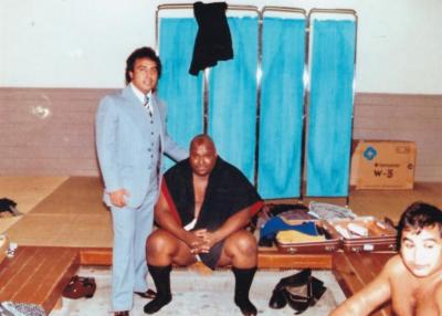 Bobby Lee visita a luchadores antes de combate 