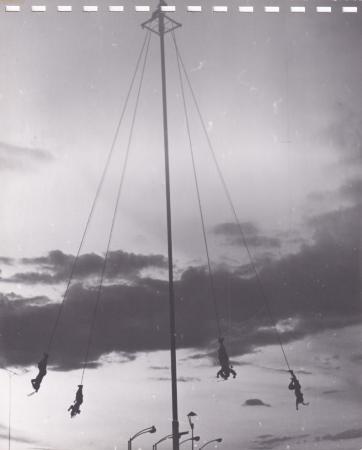Voladores de Papantla al atardecer