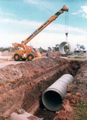 Colocación de los tubos de alcantarillado 