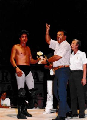 Bobby Lee en premiación de jóvenes luchadores 
