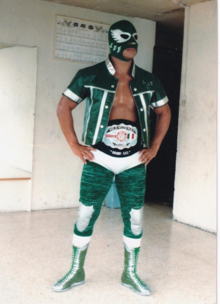 Bobby Lee presume su cinturón de campeón mundial wélter