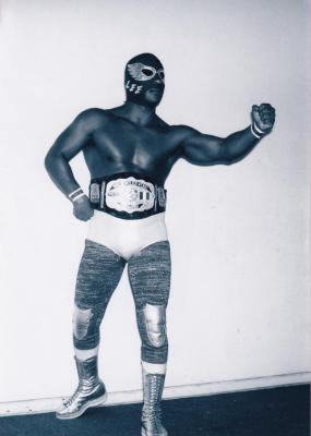 Bobby Lee posa con su cinturón de campeón mundial wélter
