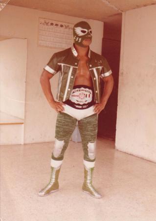 Bobby Lee de cuerpo entero con el cinturón de campeón mundial wélter