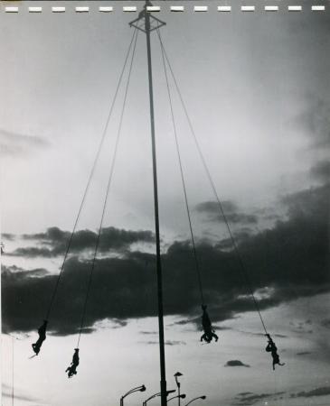 Voladores de Papantla al atardecer