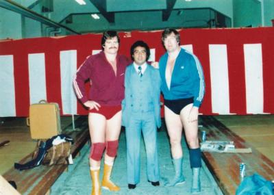 Bobby Lee con luchadores canadienses 
