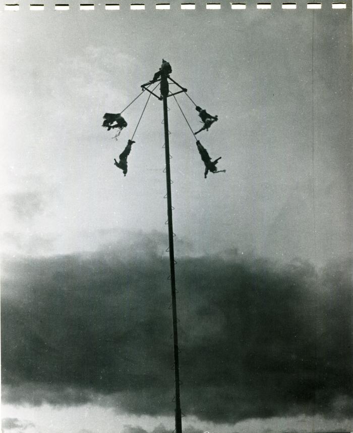 Voladores de Papantla en la Feria