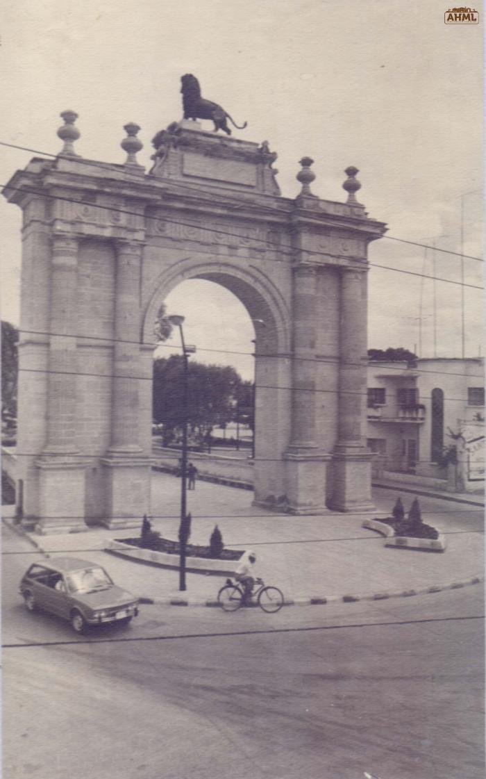 Arco de la Calzada con jardineras