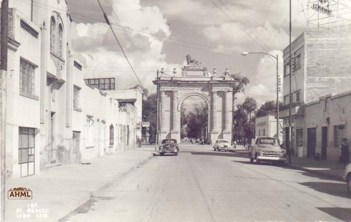Arco de la Calzada desde la avenida Madero
