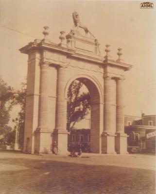Ciclista reposa en Arco de la Calzada de los Héroes, (ca.1943)