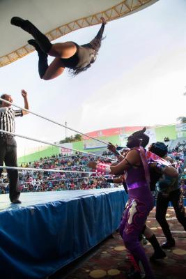Espectáculo de lucha libre en el teatro del pueblo