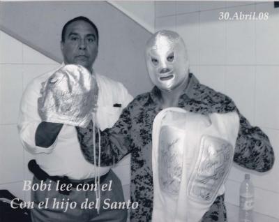  Bobby Lee con el hijo del Santo 