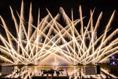Espectáculo de fuegos artificiales en foro del lago