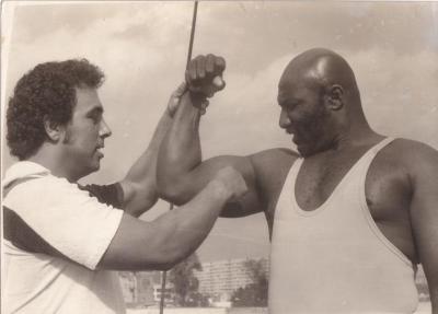 Bobby Lee y luchador canadiense 